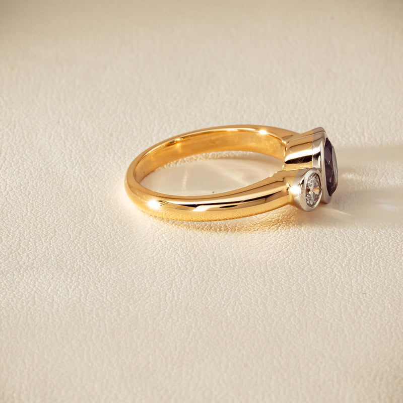 Deja Vu 18ct Yellow Gold 1.00ct Sapphire & Diamond Ring