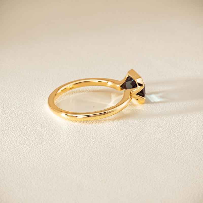 18ct Yellow Gold 2.05ct Green Sapphire Elle Ring