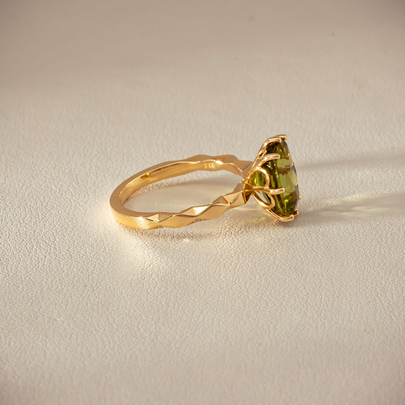 Deja Vu 18ct Yellow Gold 3.00ct Peridot Ring