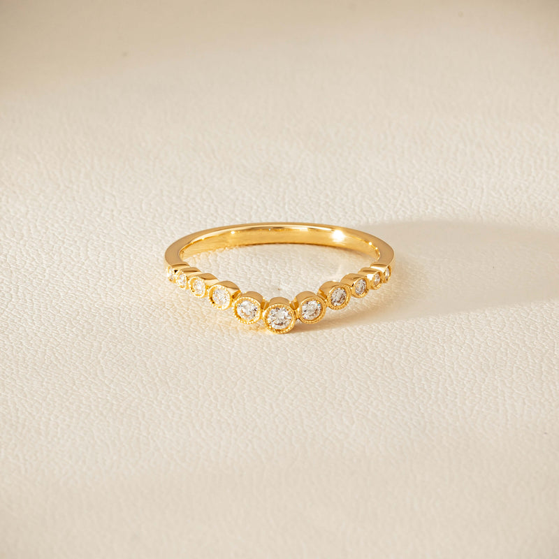 18ct Yellow Gold .18ct Diamond Graduated Curved Band