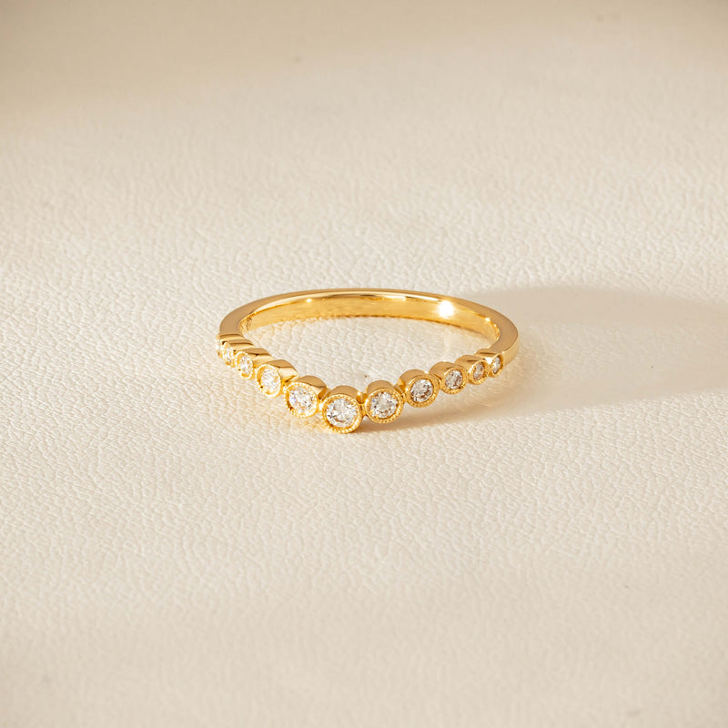 18ct Yellow Gold .18ct Diamond Graduated Curved Band