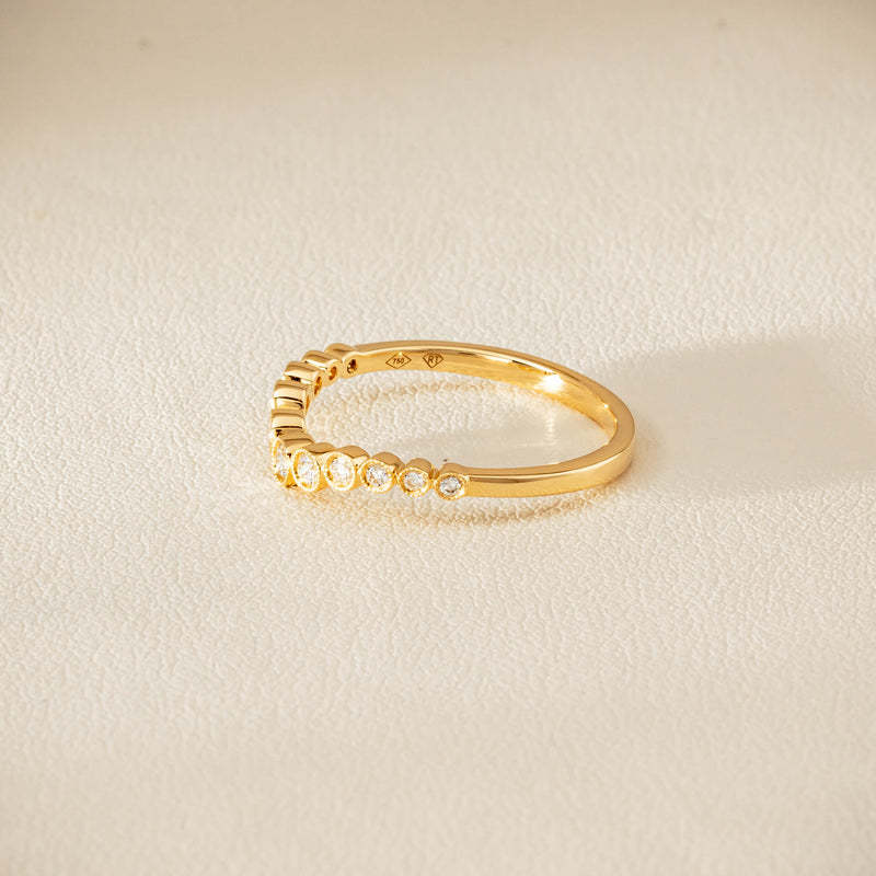 18ct Yellow Gold .18ct Diamond Graduated Curved Band