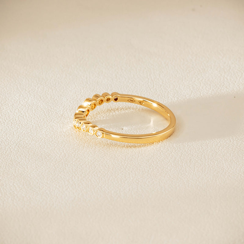 18ct Yellow Gold .18ct Diamond Graduated Curved Band