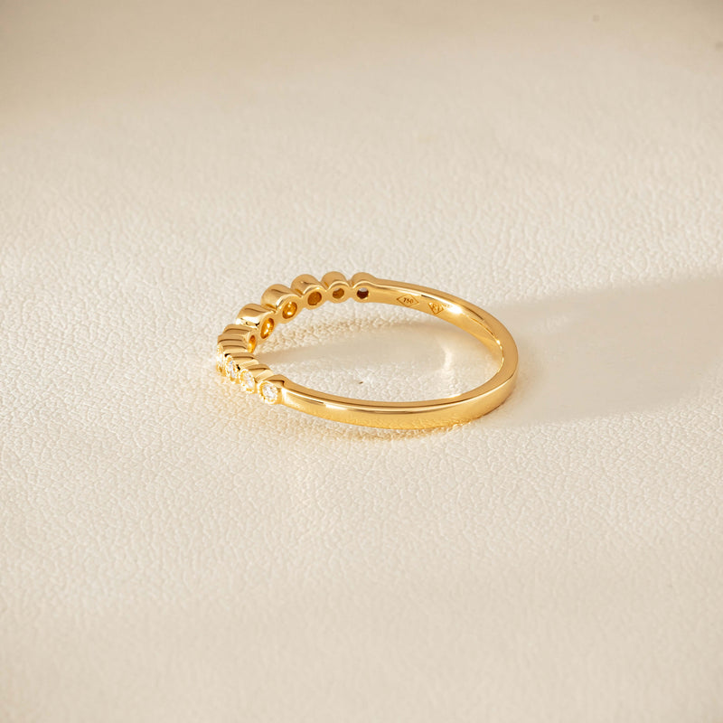 18ct Yellow Gold .18ct Diamond Graduated Curved Band
