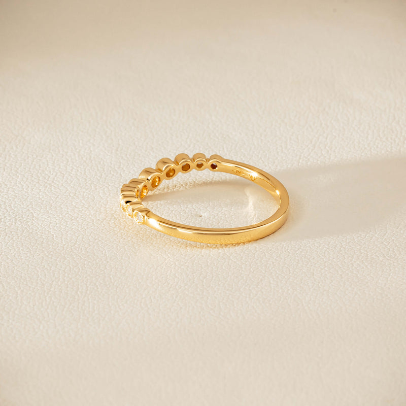 18ct Yellow Gold .18ct Diamond Graduated Curved Band