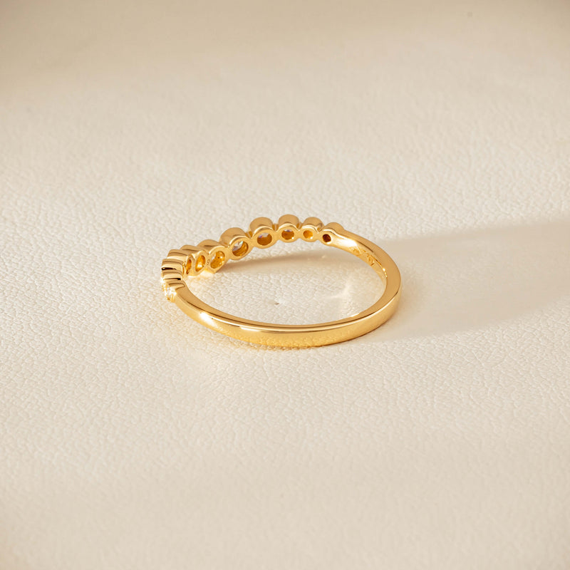 18ct Yellow Gold .18ct Diamond Graduated Curved Band