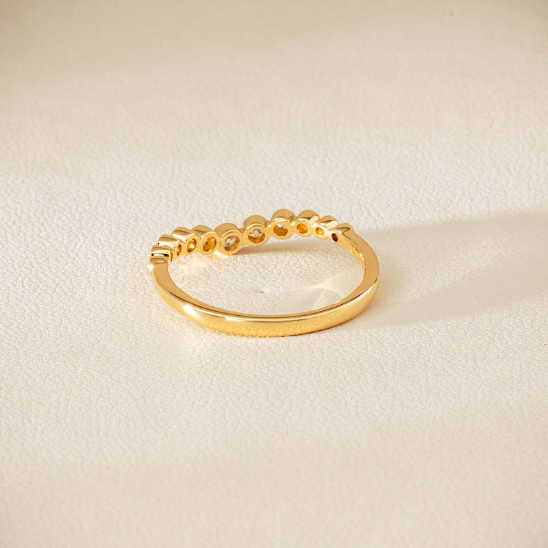 18ct Yellow Gold .18ct Diamond Graduated Curved Band