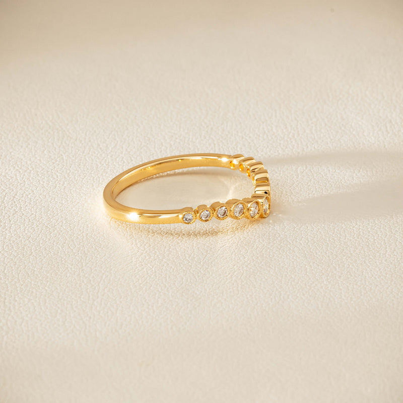 18ct Yellow Gold .18ct Diamond Graduated Curved Band