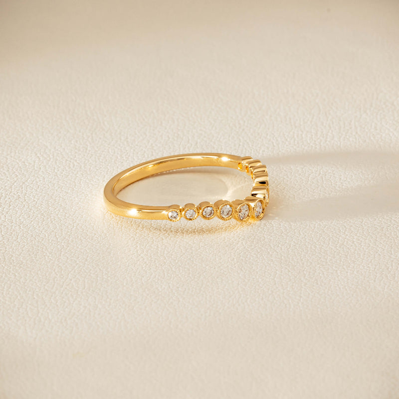 18ct Yellow Gold .18ct Diamond Graduated Curved Band