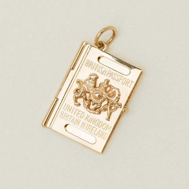 Deja Vu 9ct Yellow Gold British Passport Charm Pendant